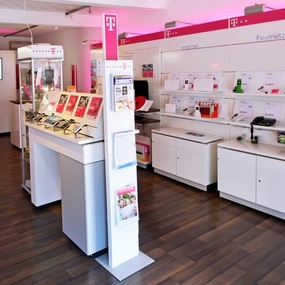 Modernes Telekom-Shop-Innenraum mit Smartphones, Internet- und Festnetz-Angeboten.