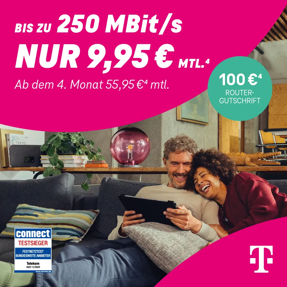 Telekom Glasfaser-Angebot: Paar auf Sofa mit Tablet, bis zu 250 MBit/s